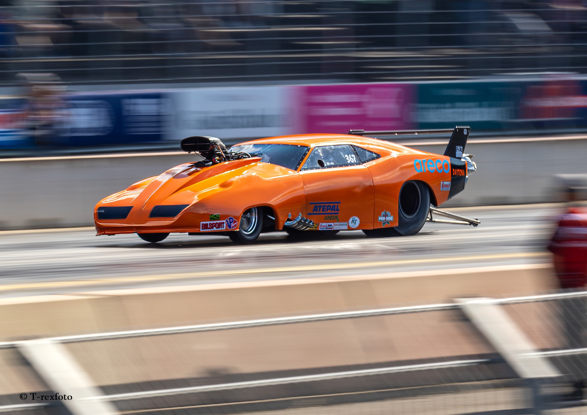Orange dragracingbil under Raceweek på Tierp Arena