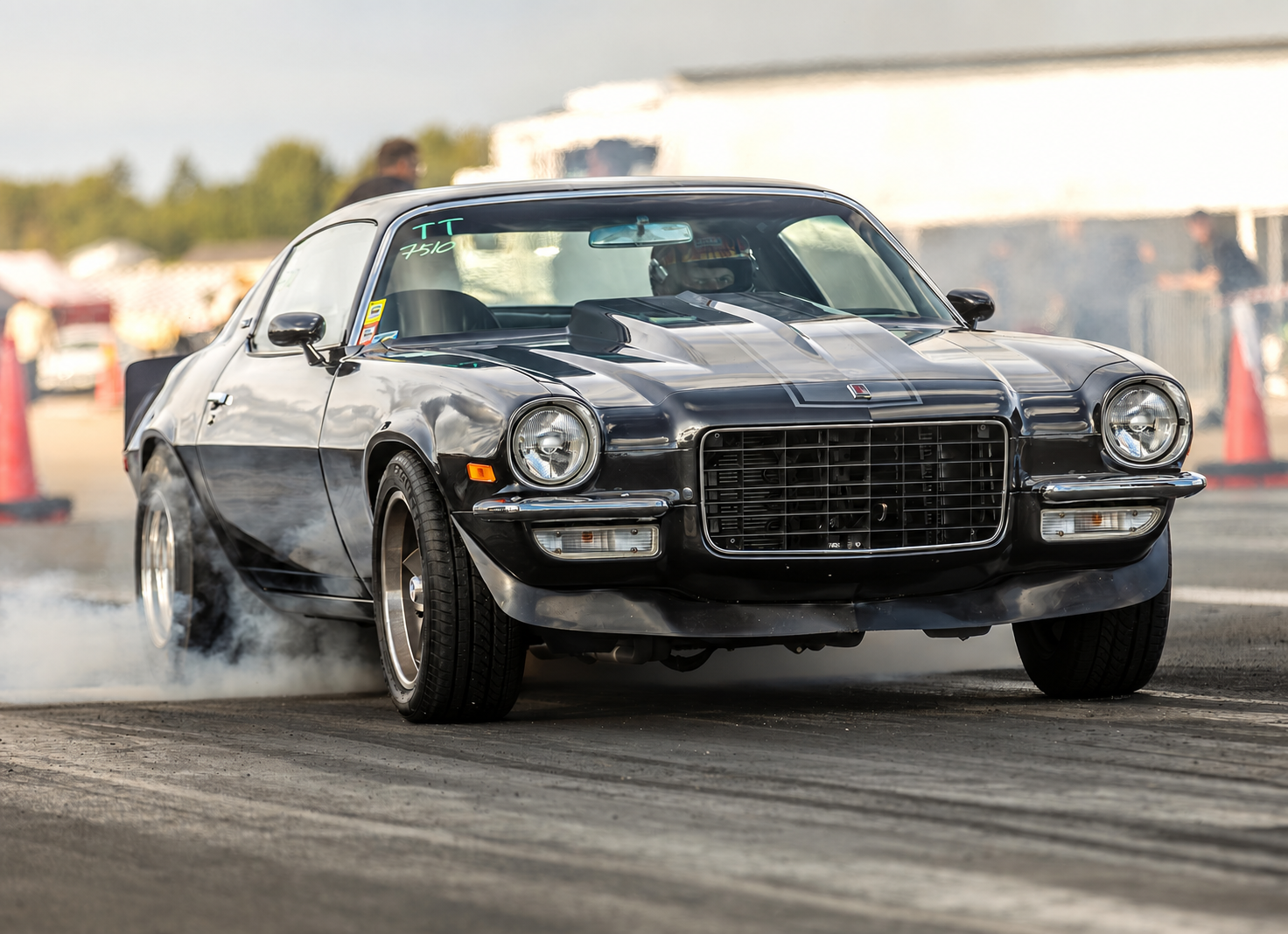 T‑RexFotos Chevrolet Camaro 1973 gör en burnout på dragracingbanan